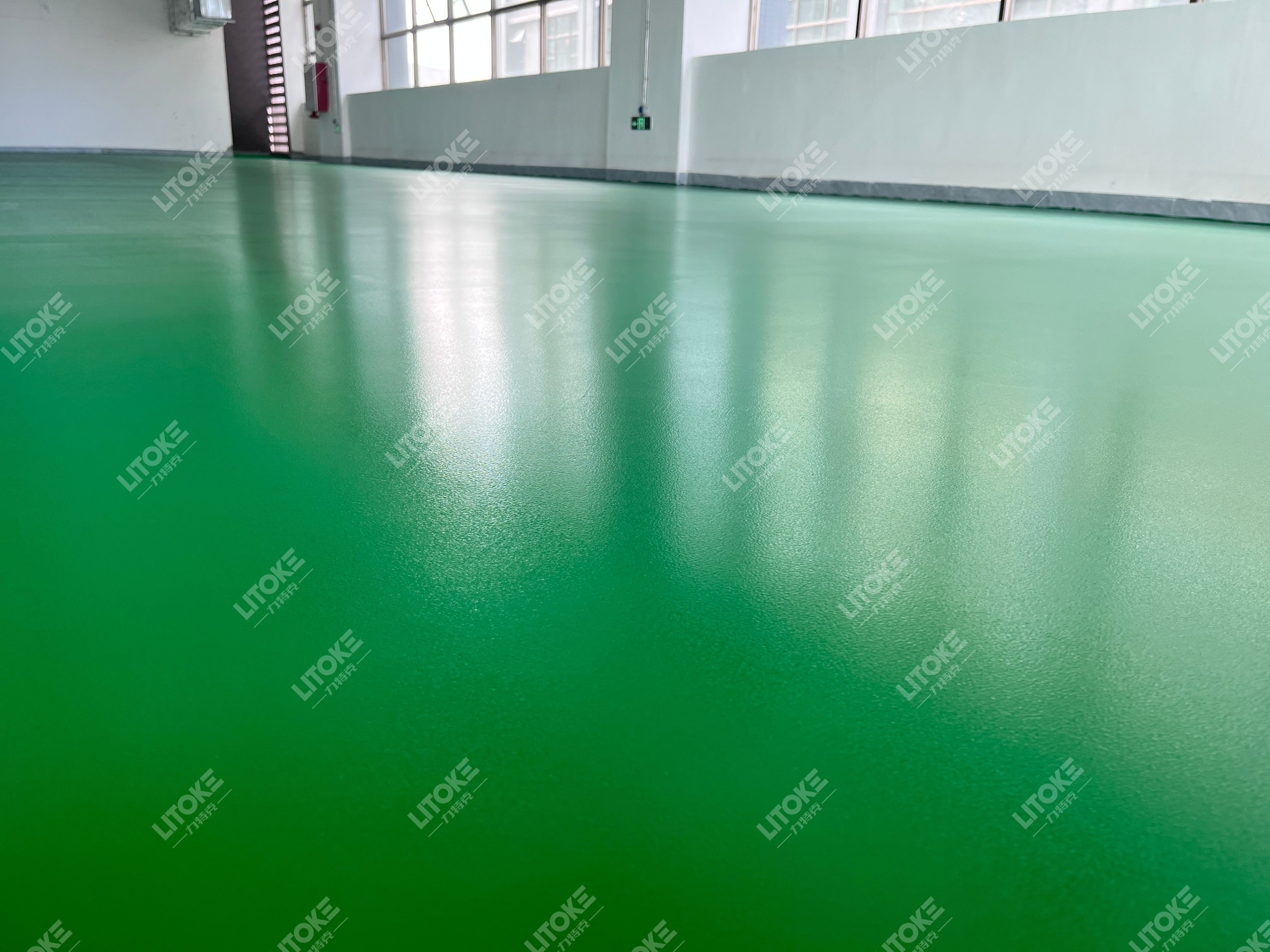 聚氨酯超耐磨VS環(huán)氧地坪，工廠車間選哪個更省錢？