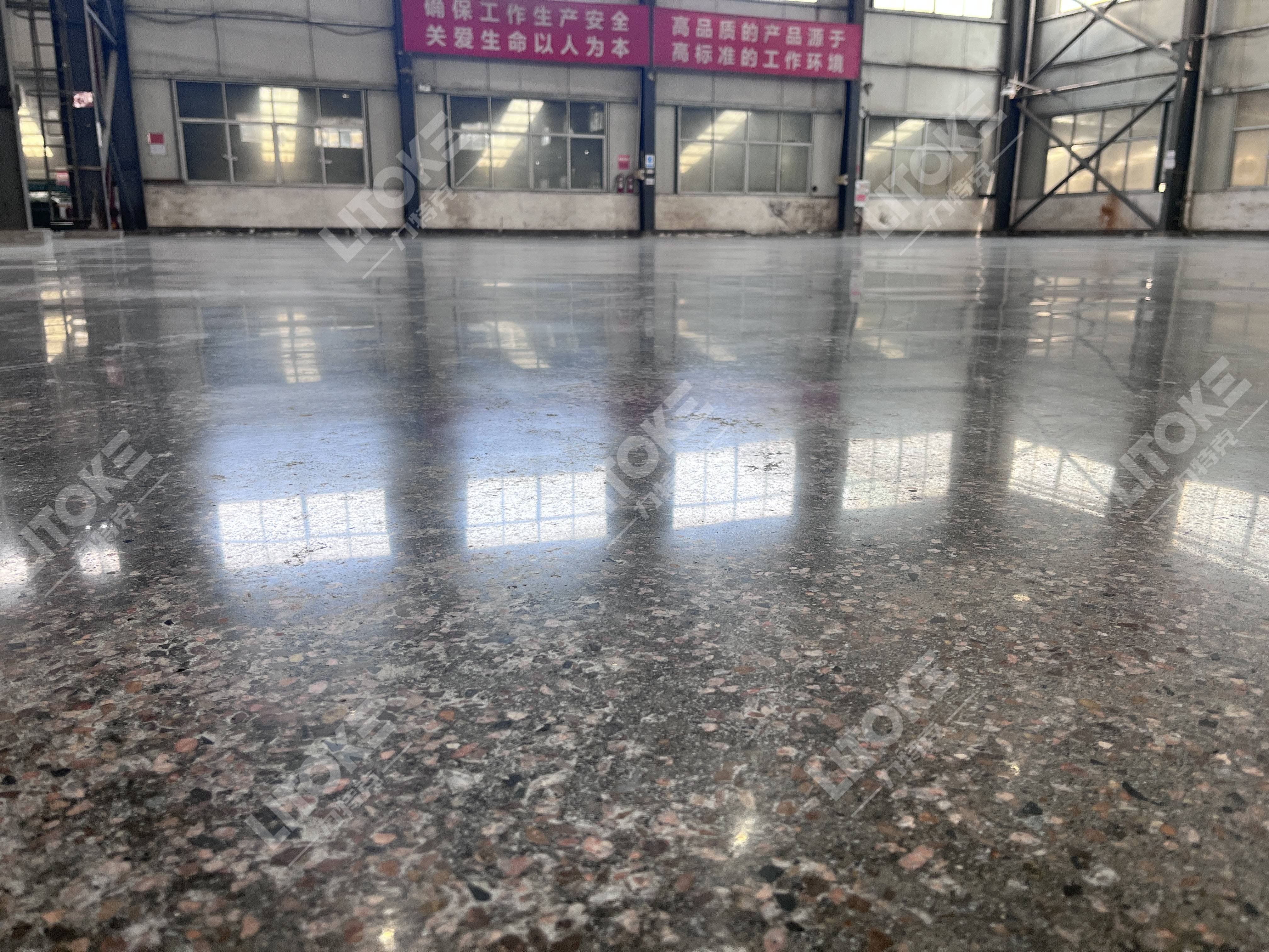 金剛砂耐磨地坪VS密封固化劑地坪，工廠車間選哪個更劃算？